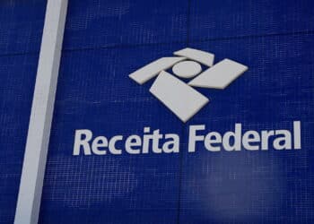 Receita Federal intercepta R$ 300 mil em encomendas suspeitas
