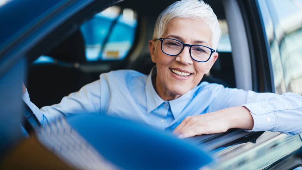 Dica simples com óleo essencial ajuda a manter o veículo perfumado de forma prática e econômicamais de 60 e sonha com um carro novo!