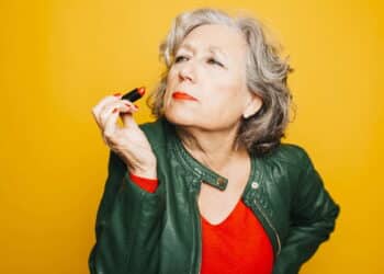 Esse batom que rejuvenesce virou tendência entre mulheres 60+!