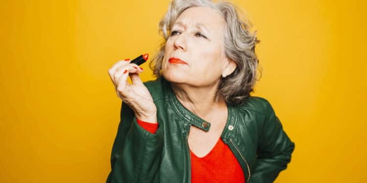 Esse batom que rejuvenesce virou tendência entre mulheres 60+!