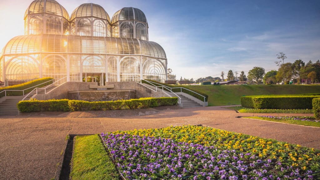 Parque público em torno da estufa de jardim botânica em Curitiba, Paraná, sul do Brasil - Créditos: depositphotos.com / FP468189