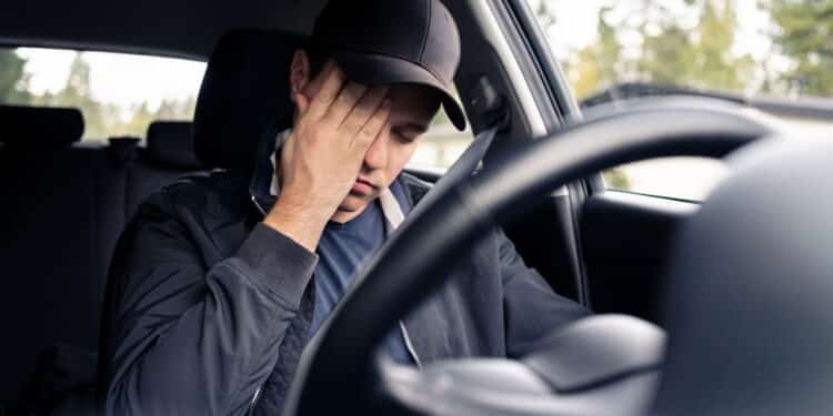 Imagem de motorista cansado - Créditos: depositphotos.com / terovesalainen