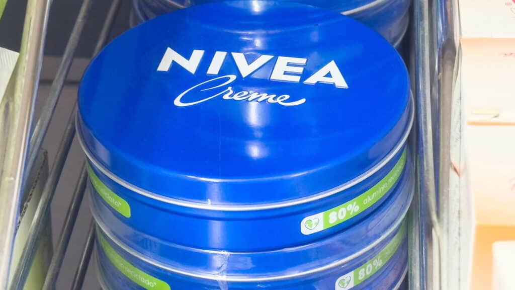 Dermatologistas revelaram a composição do famoso creme da lata azul e sua opinião é clara