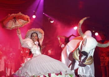 A terceira noite do Festival de Parintins emociona milhares com reviravolta no Bumbódromo