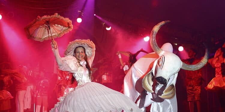 A terceira noite do Festival de Parintins emociona milhares com reviravolta no Bumbódromo