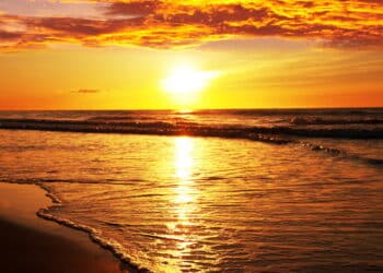 Por do sol na praia - Créditos: depositphotos.com / kamchatka