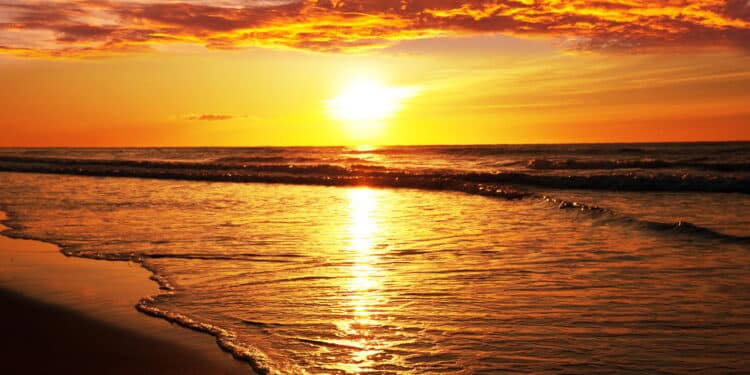 Por do sol na praia - Créditos: depositphotos.com / kamchatka