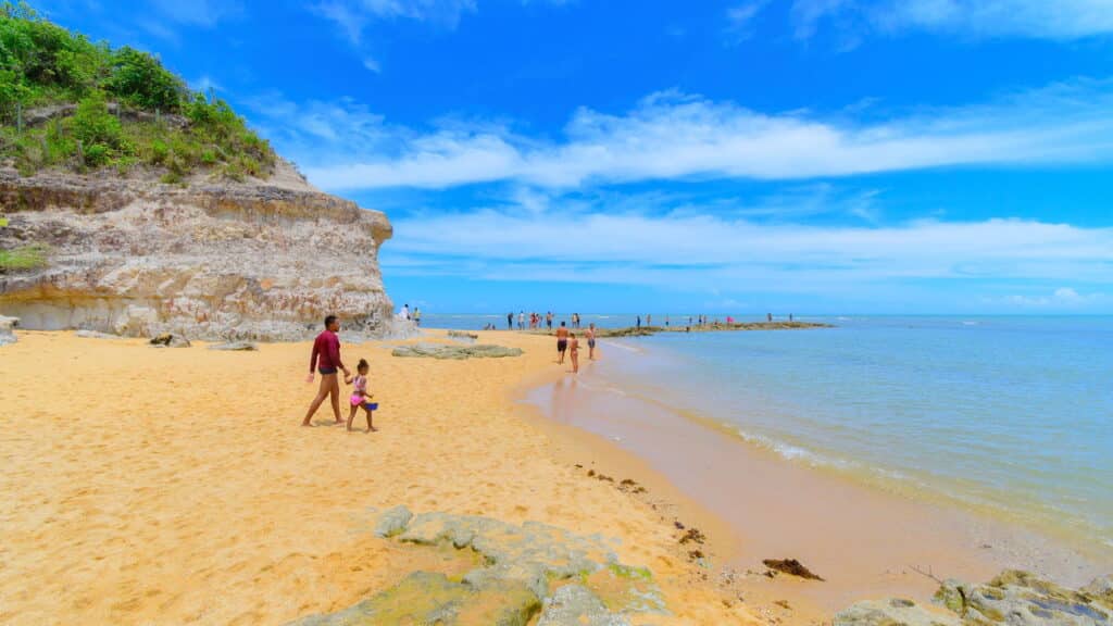 As 3 praias mais caras do Brasil para visitar com luxo em 2025!