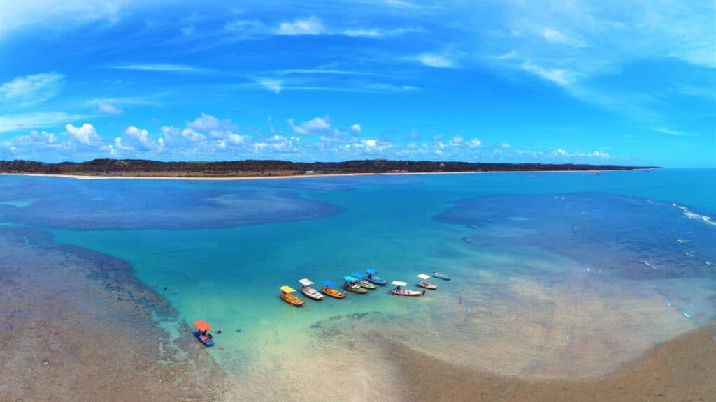 Sete praias isoladas no Brasil para quem quer sossego, mar cristalino e água de coco