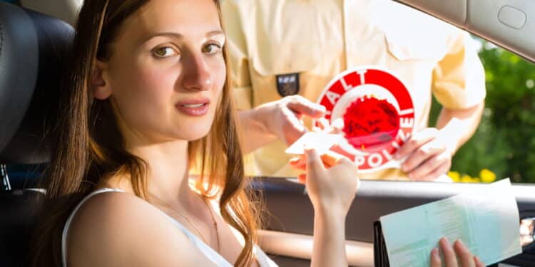 As regras da Lei do Farol já estão valendo e motoristas que as descumprirem recebem multa de R$ 130,16