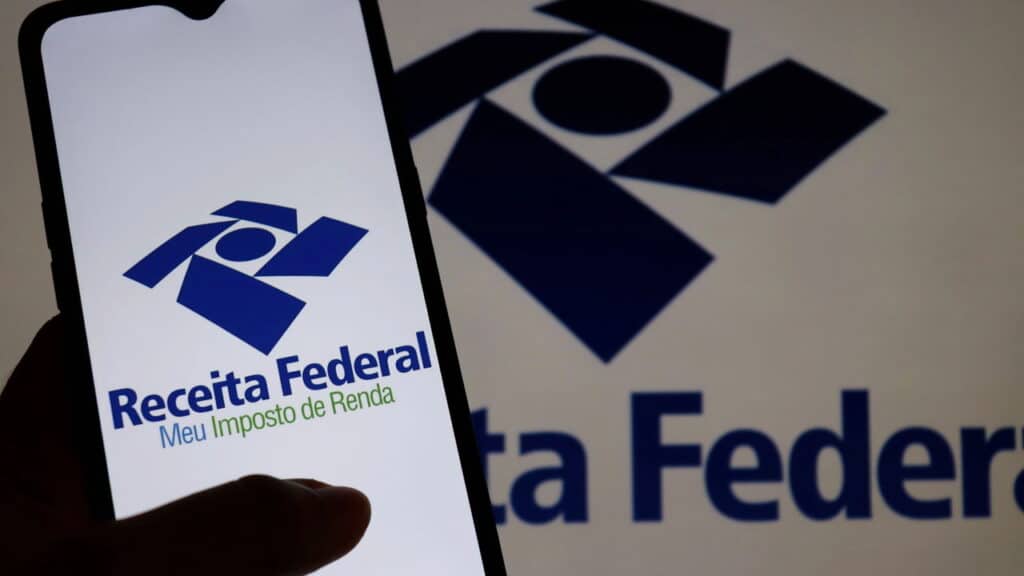É verdade que a Receita Federal vai rastrear movimentações acima de R$ 5 mil feitas pelo Pix e investigar origem dos valores?