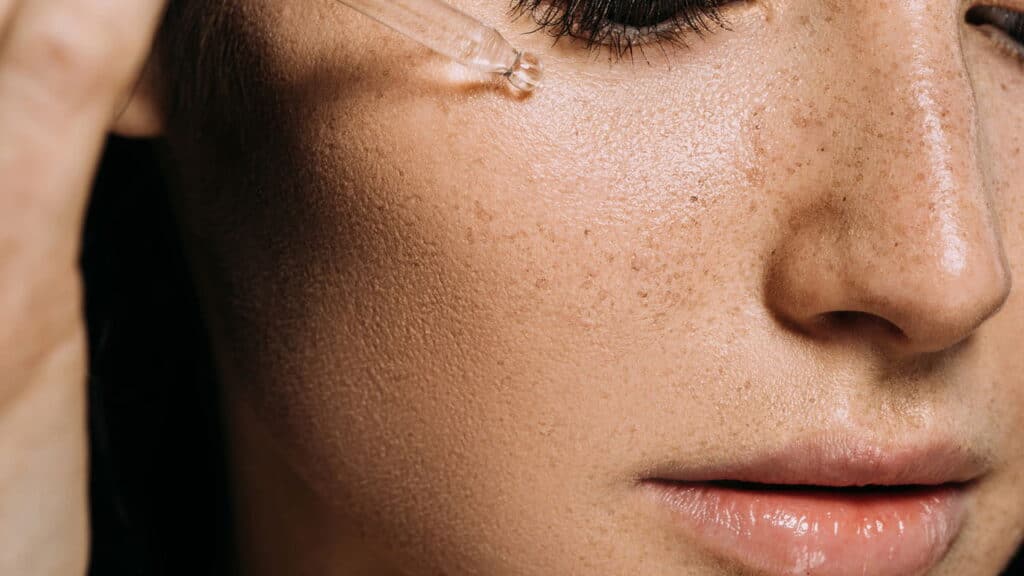 Especialistas apontam: qual é melhor, sérum ou creme?
