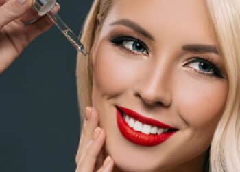 Especialistas apontam: qual é melhor, sérum ou creme?