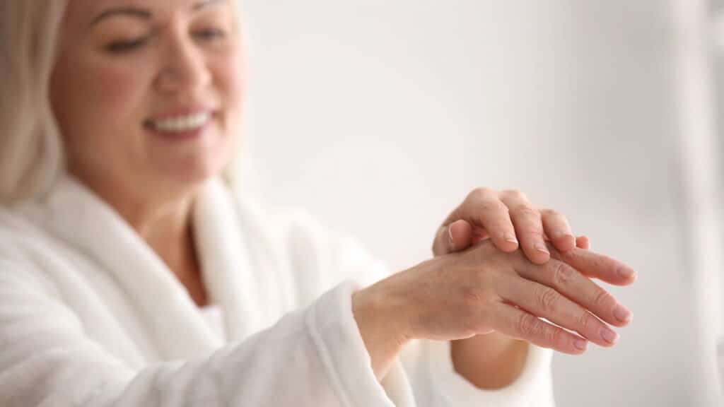 5 ingredientes poderosos que não podem faltar no skincare da pele madura!