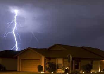 Os 5 eletrodomésticos que mais queimam durante tempestades com raios!