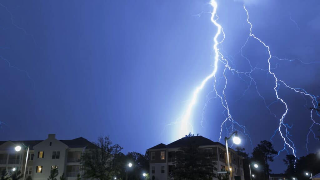 Você está arriscando sua vida e sua casa ao deixar esses eletrodomésticos ligados durante tempestades