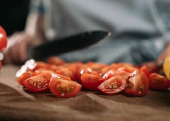O segredo da terra que fez meus tomates dobrarem de tamanho!