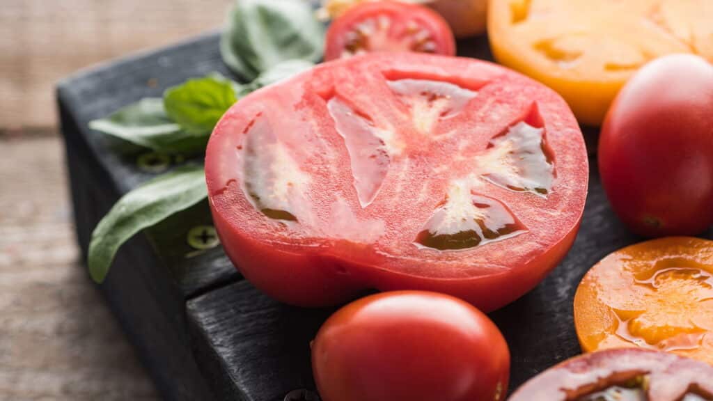 O segredo pouco conhecido que deixa seus tomates enormes e saudáveis!