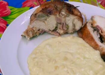 Essa receita junina de frango recheado ao molho de milho vai arrancar elogios no seu arraiá