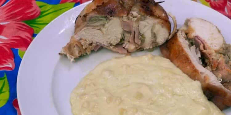 Essa receita junina de frango recheado ao molho de milho vai arrancar elogios no seu arraiá