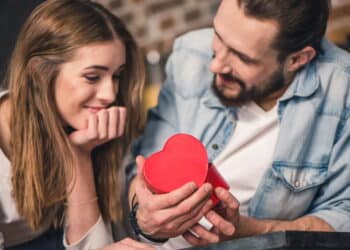5 sinais de que você pode estar caindo no golpe do amor!