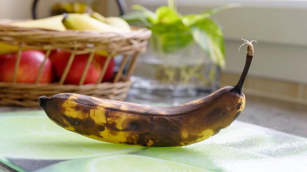 Como impedir que as bananas fiquem marrons rapidamente?