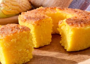 Como preparar o clássico bolo de milho cremoso das festas juninas