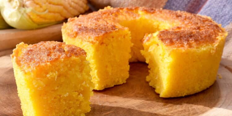 Como preparar o clássico bolo de milho cremoso das festas juninas
