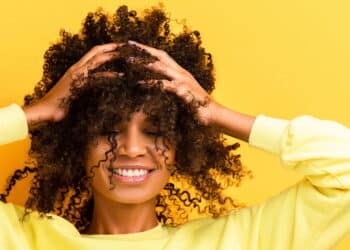 Descubra por que a gelatina modeladora é a melhor amiga do seu cabelo crespo e cacheado