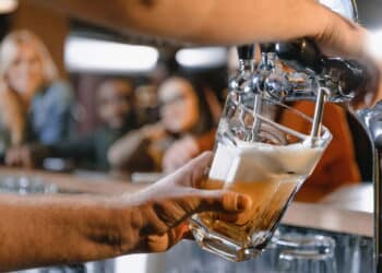 Funcionário alega ter sido forçado a beber 4L de cerveja por dia e processa empresa