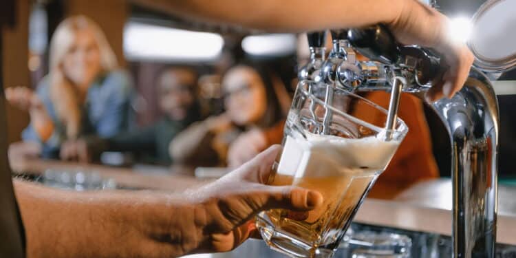 Funcionário alega ter sido forçado a beber 4L de cerveja por dia e processa empresa