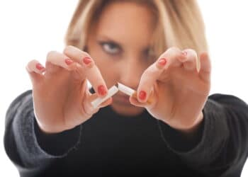 França anuncia proibição de cigarro em praias, parques e áreas escolares