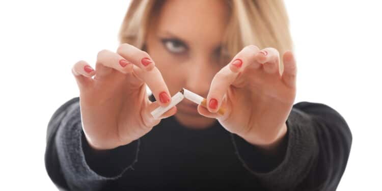 França anuncia proibição de cigarro em praias, parques e áreas escolares