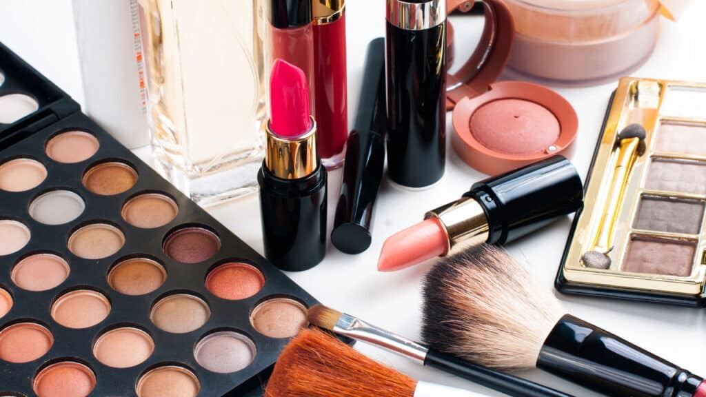 Anvisa apreende 8 cosméticos e alerta sobre risco à saúde