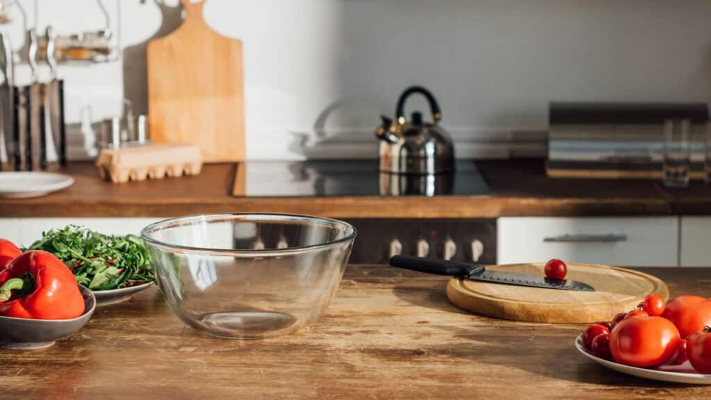 Esse simples hábito tem salvado a rotina de quem cozinha em casa!
