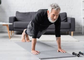 Como manter a rotina de exercícios nas férias, mesmo em casa
