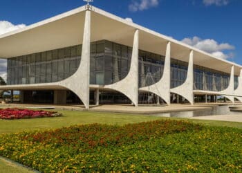 Corte de supersalários entra em pauta como solução para o IOF