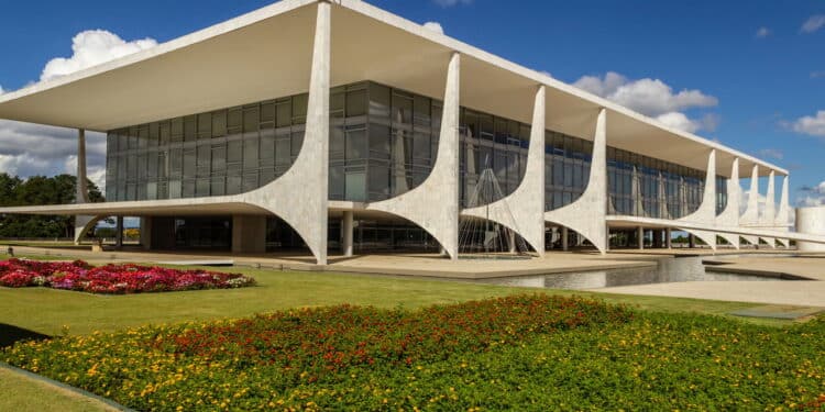 Corte de supersalários entra em pauta como solução para o IOF