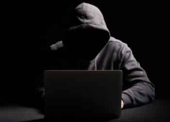 Criminosos usam IA para criar e vender nudes falsos na internet
