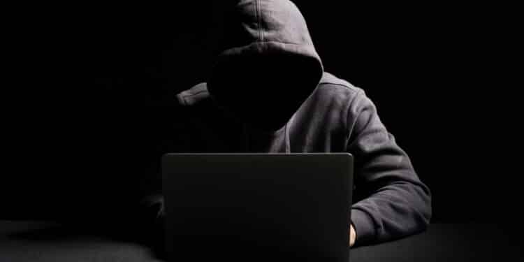 Criminosos usam IA para criar e vender nudes falsos na internet