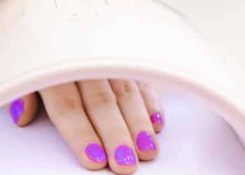 Estudo confirma que luz de secadoras de esmalte UV altera moléculas da pele