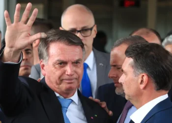 Bolsonaro sente mal-estar e é levado às pressas para exames em Brasília