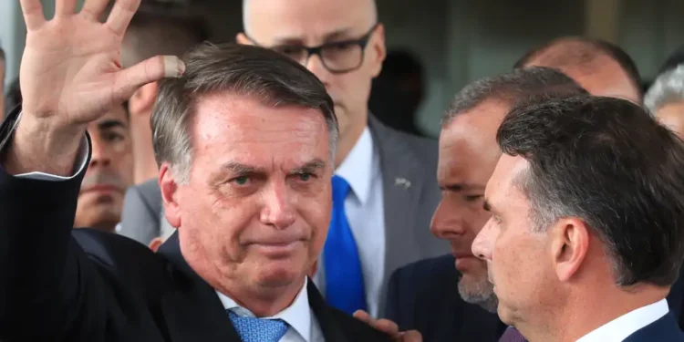 Bolsonaro sente mal-estar e é levado às pressas para exames em Brasília