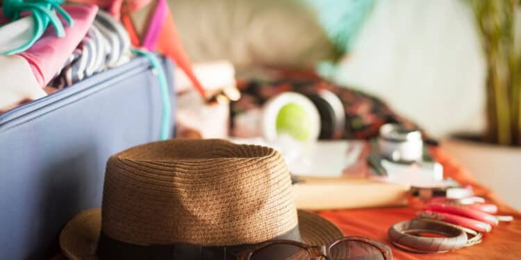 Imagem de mala com roupas de calor - Créditos: depositphotos.com / luminastock
