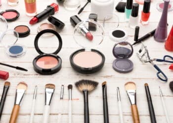 6 produtos de maquiagem baratos que valorizam sua beleza natural!
