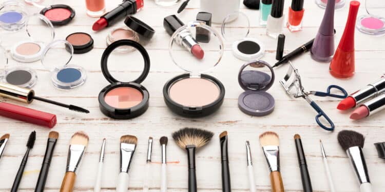 6 produtos de maquiagem baratos que valorizam sua beleza natural!