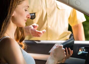 Nova regra de trânsito vai mudar a vida de quem não larga o celular no volante