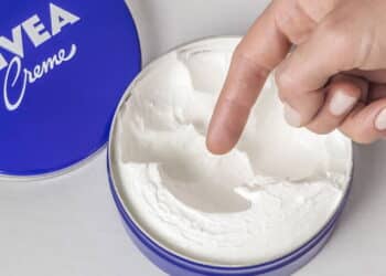 Estudo detalhado revela a verdade sobre a hidratação do famoso creme Nivea da lata azul