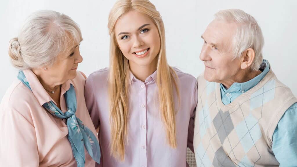 Foi anunciado pelo governo que quem cuida de idoso em casa agora passará a receber R$ 759 por mês durante até 24 meses por beneficiário