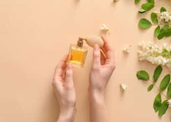 Perfumes femininos abaixo de R$ 100 que fazem sucesso entre mulheres +60